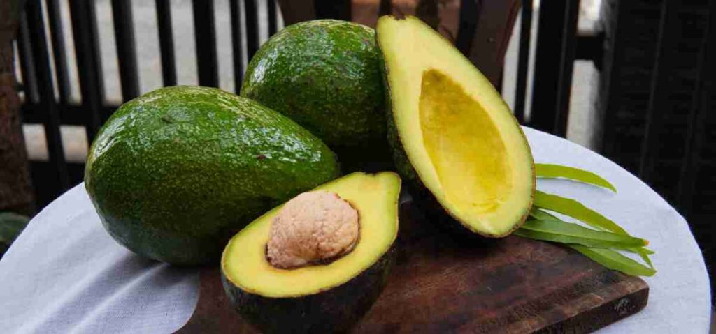 alpukat terkenal atas kandungan lemak baiknya sehingga cocok membantu menurunkan berat badan.