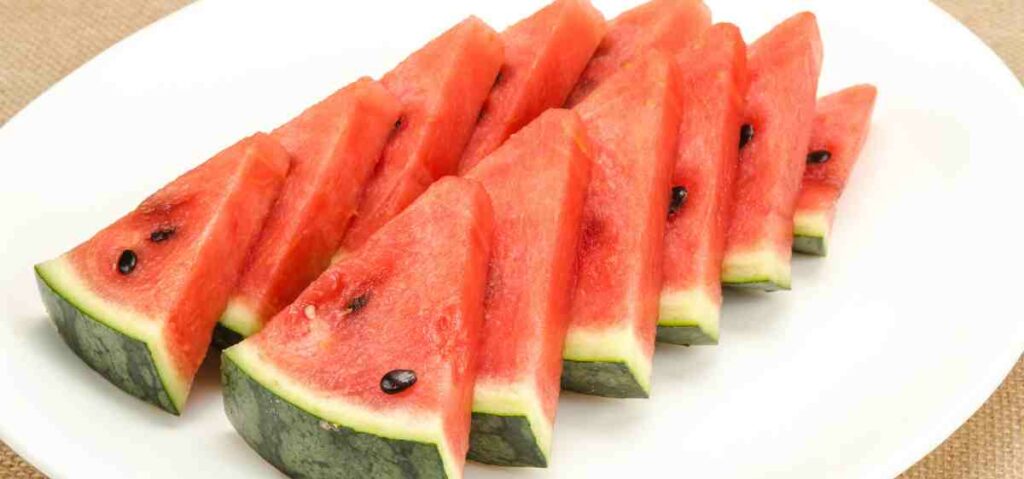 setiap 100 gram buah semangka hanya mengandung 7,5 karbohidrat.