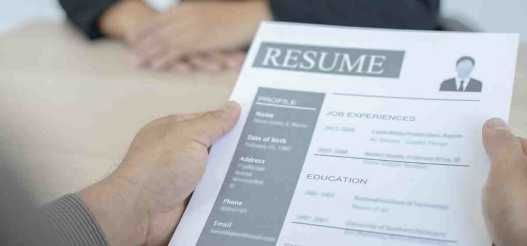 Sebagai HRD, hal pertama yang bisa kamu lakukan yakni screening cover letter atau surat lamaran kerja.