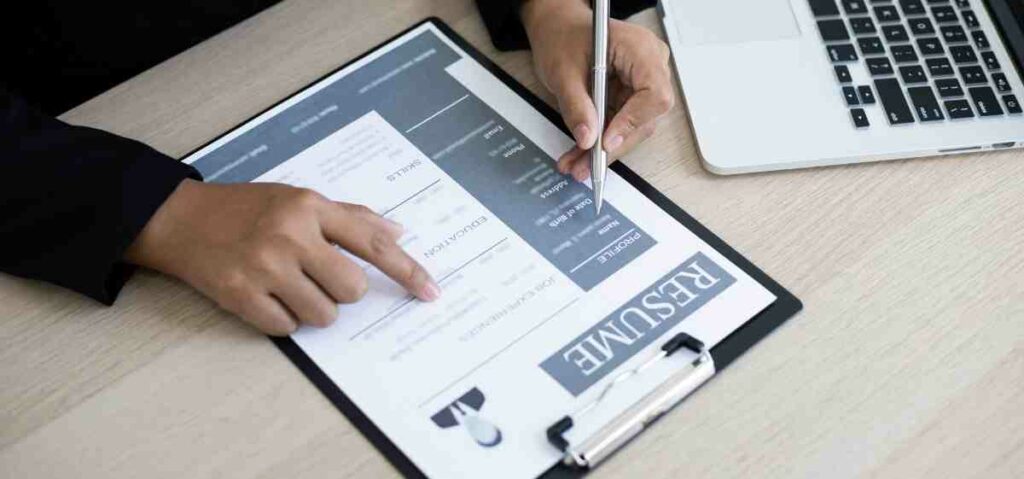 Review CV juga akan memudahkan untuk mengetahui gambaran sosok calon karyawan sebelum wawancara dimulai.