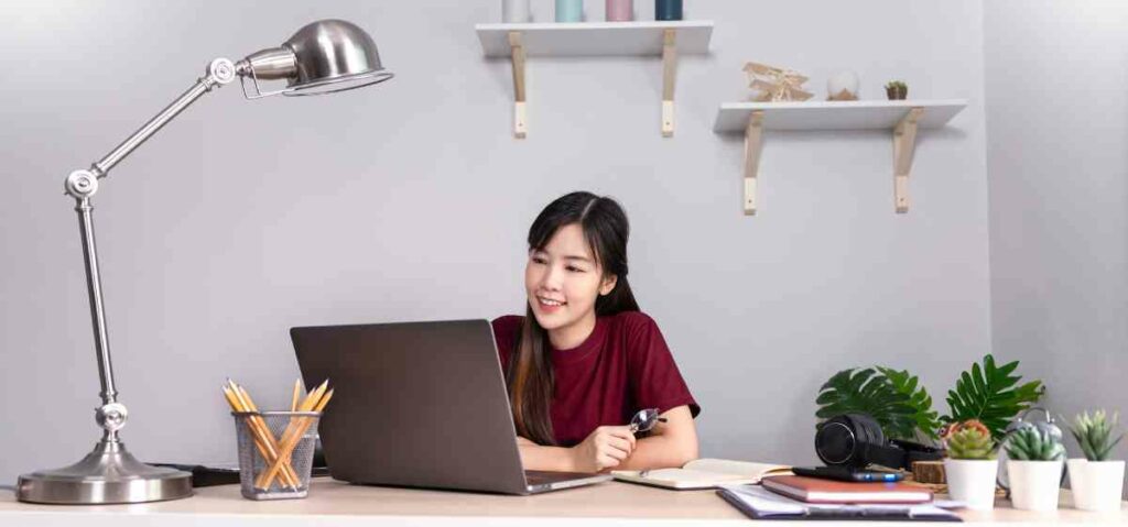 kamu bisa menjadi freelancer untuk mendapatkan uang dari internet dengan cepat dan tanpa modal.