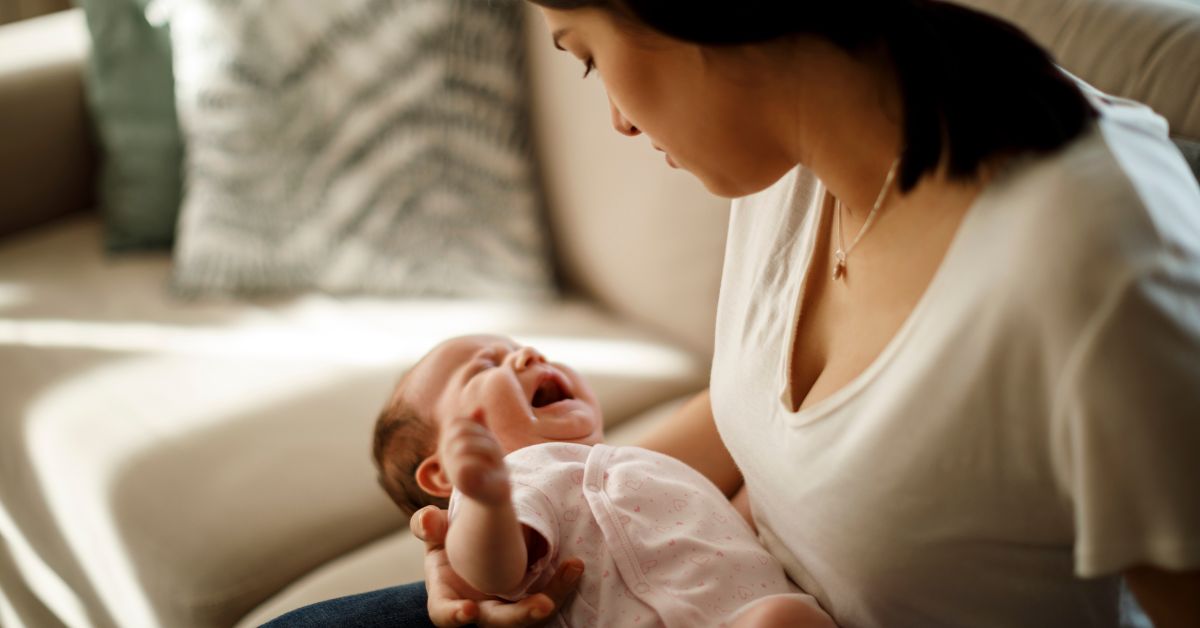 Bayi Rewel? Ini Cara Mengatasi Perut Kembung pada Bayi!