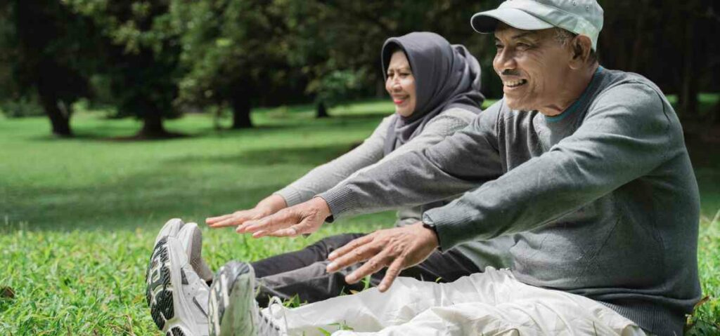 dengan melakukan senam dapat meningkatkan kesehatan tulang dan sendi dengan melatih otot disekitarnya sehingga tubuh tetap bugar dan kuat.