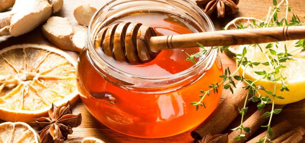 salah satu cara memutihkan wajah adalah dengan madu dan lemon. Lemon dan madu adalah dua dari bahan-bahan alami yang baik untuk perawatan wajah.
